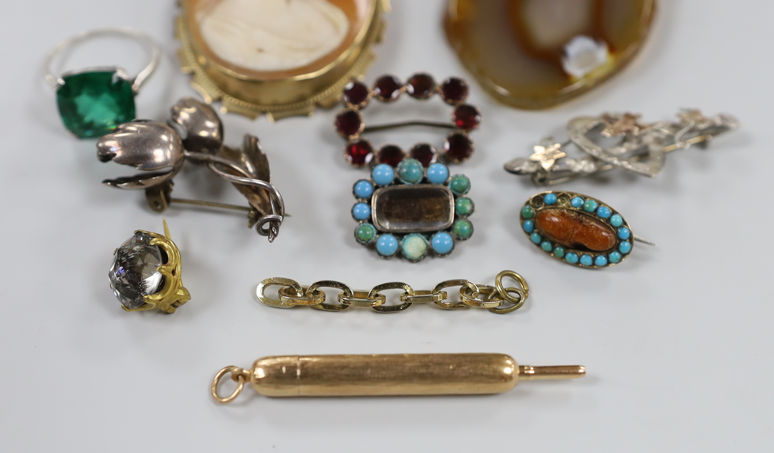 Sundry jewellery including a Georgian yellow metal and garnet cluster set brooch, 25mm, six other brooches, including silver and a 9ct gold mounted cameo shell brooch, agate pendant, paste set ring and a yellow metal ove